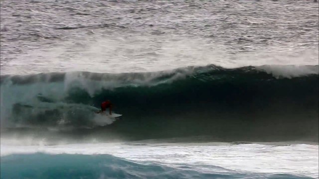 Kelly Slater assure les barrels pour passer en quart de finale