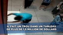 Il fait un trou dans un tableau de plus de 1,5 million de dollars