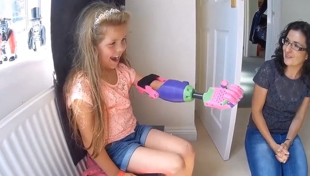 Une fillette de 8 ans essaie pour la première fois son nouveau bras imprimé en 3D
