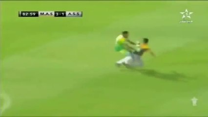 Le gardien Mohamed Sokhra se fait expulser pour avoir traîné un spectateur hors du terrain