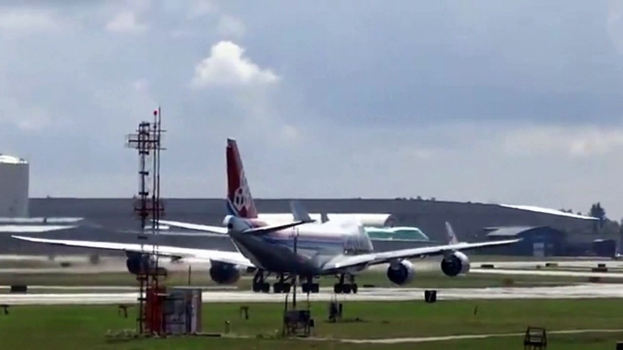 Plane runs into extreme wind shear during takeoff