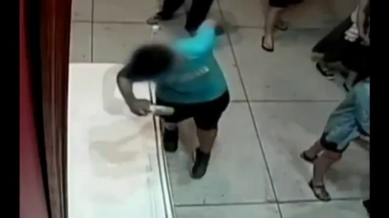 Il trébuche et transperce un tableau à 1,5 million de dollars du peintre Paolo Porpora