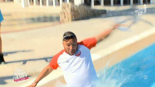 Les Anges : L'énorme chute de Kamel dans la piscine - ZAPPING TÉLÉ-RÉALITÉ DU 25/08/2015