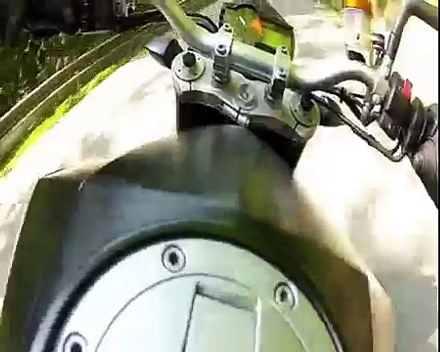 Ils s'amusent dans les virages à moto et frôlent le drame