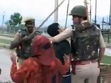 YEH HAI INDIA KI POLICE JO BACHOON PER ZOOLIM KAR RAHI HAI YEH KABI APNAY NAPAK COM MAIN COMYAB NAHE HO GI IS KO SHARE KAROO