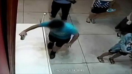 Dengesini kaybeden çocuk 350 yıllık tabloyu deldi