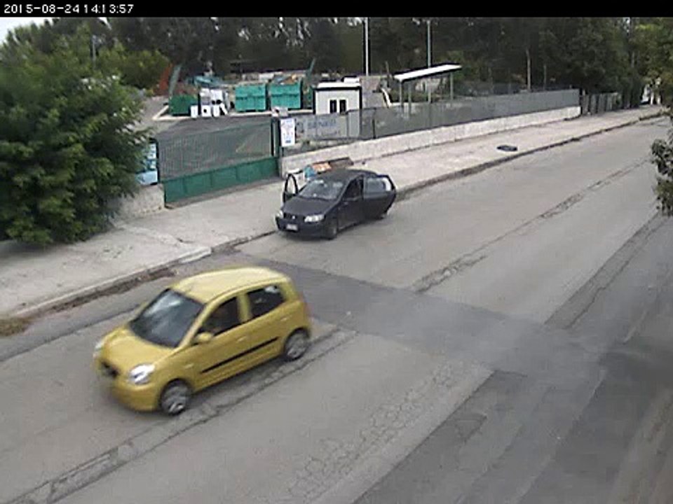 Gricignano (CE) - Via Boscariello, abbandona rifiuti vicino isola ecologica (24.08.15)