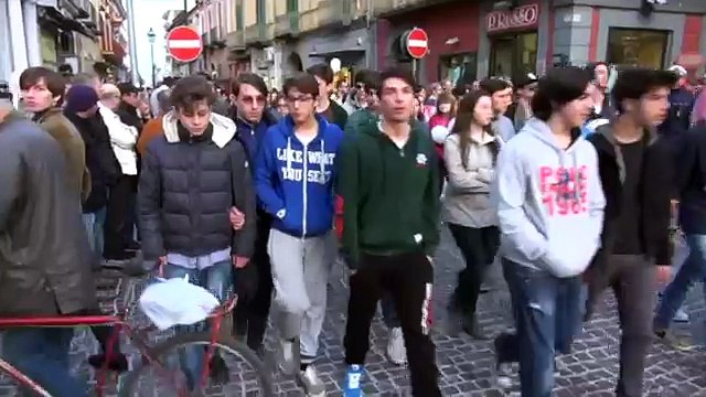 Aversa (CE) - 15enne ucciso, 3mila in corteo -2- (08.04.13)