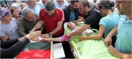 Yaralı kız, annesinin tabutuna sedyeden dokundu