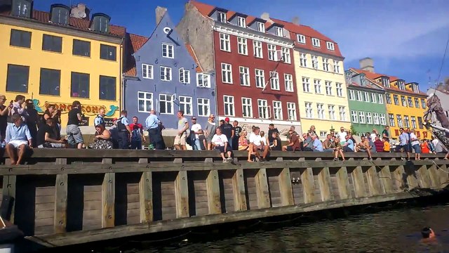 Il saute à l'eau menotté pour échapper à la police...