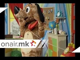 Петко зборува на телефон со другарчето Дарко