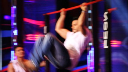 Jonathan Estrada haciendo barras