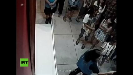 Así fue como un niño arruinó una pintura de 1.5 millones de dólares al tropezar