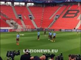 Bayer-Lazio, la seduta di rifinitura dei biancocelesti e il colloquio Pioli-Radu