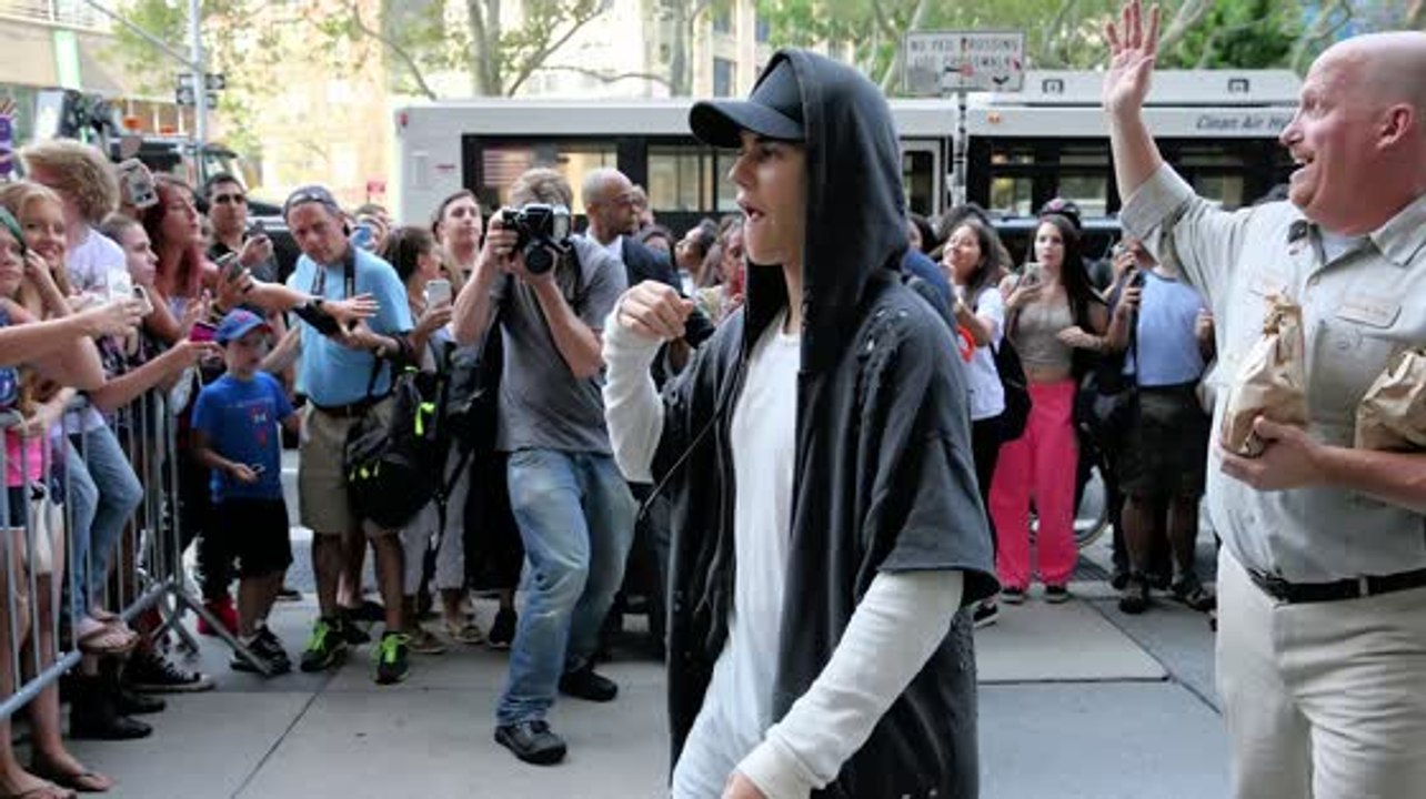 Justin Bieber wird von seinen Fans in New York empfangen