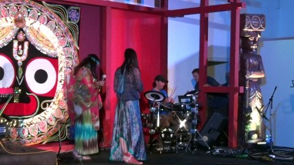 Этно перфоманс Юлианы Светличной и Елены Назаровой - играна барабане под песни «Хари Кришна Хари Рама»