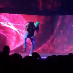 Al cantante Chris Brown se le rompieron los pantalones durante un concierto