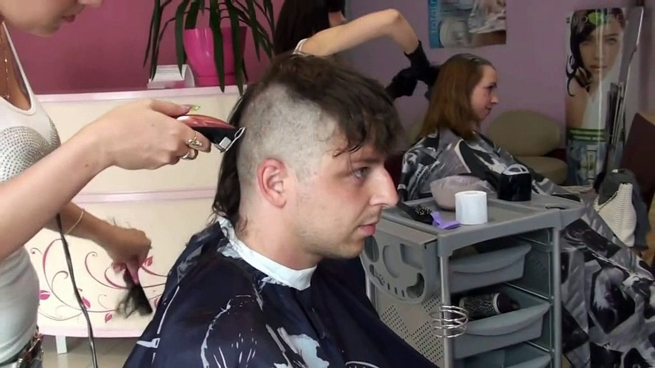 man gets a buzzcut from a barbarette