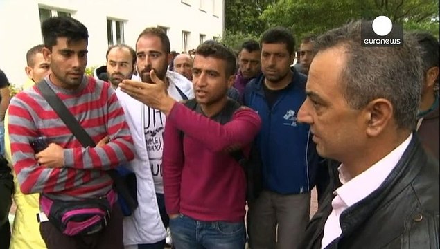 ФРГ: глава МВД посетил переполненный лагерь беженцев