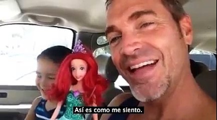 Su hijo eligió una muñeca en una juguetería y su reacción lo ha convertido en el 'papá del año'