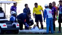 Ce joueur de foot blessé va faire exprès de tomber du brancard pour perdre du temps... Tricheur!