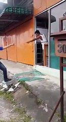 Aksi Polis Pujuk Lelaki Mengamuk Terima Kepujian