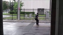 Un skater se fait renverser par une voiture - Choque impressionnant!