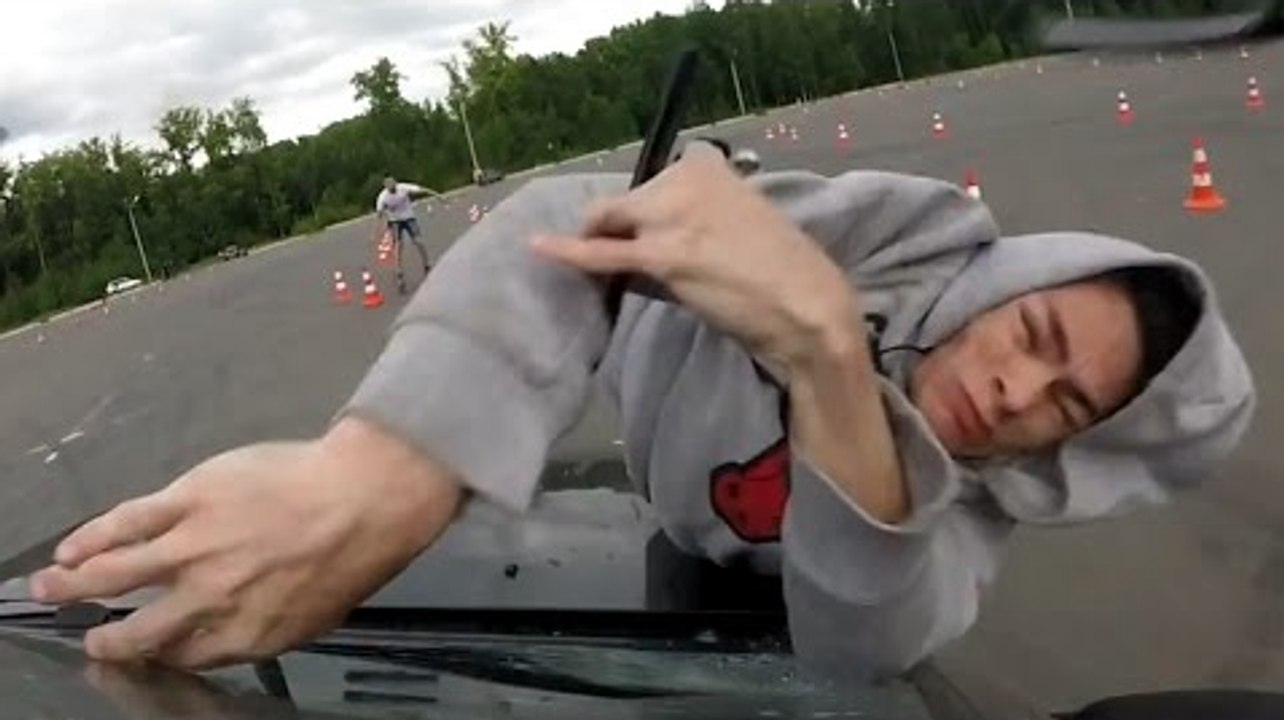 Un jeune-homme violemment percuté par une voiture en train de faire des drifts