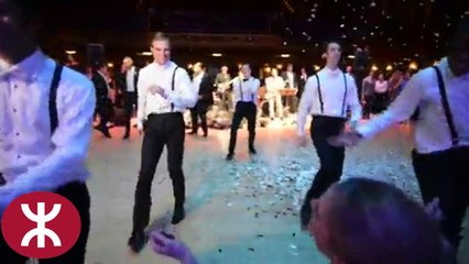 Un marié surprend sa femme avec une belle danse avec ses amis