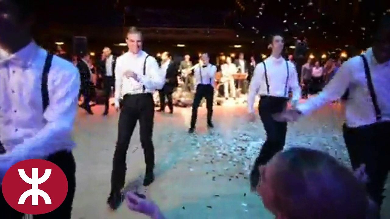 Un marié surprend sa femme avec une belle danse avec ses amis