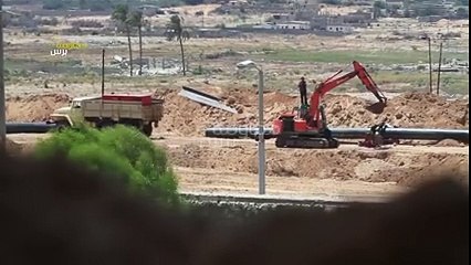 شاهد.. الجيش المصري يقوم بتوصيل انابيب مياة كبيرة لاغراق الانفاق على حدود قطاع غزة