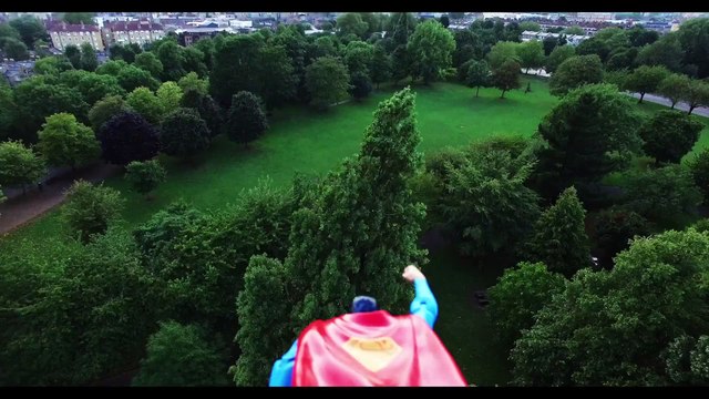 Superman survole londres... Accroché à un drone!