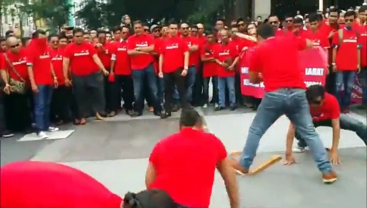 Un groupe de protestants se prépare à la manif à coup de batons... Violent!