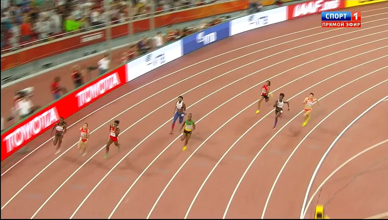 Veronica Campbell-Brown termine sa course dans le couloir d'une autre !