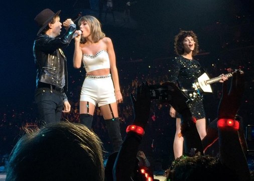 Taylor Swift Sings Dreams With Beck