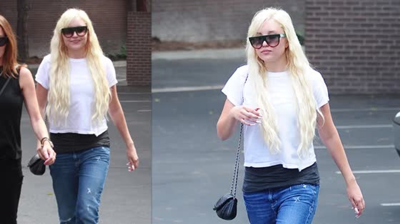 Amanda Bynes Steps into Spotlight For Shopping Trip