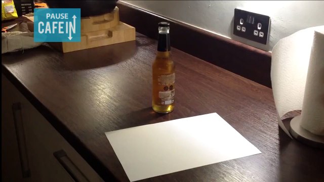 Comment décapsuler une bière avec une feuille de papier ?