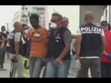 Catania - Sbarcati 218 migranti, muore 20enne. Scafisti in carcere (26.08.15)