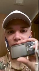 Un homme s'amuse avec des electro-stimulations sur le visage.