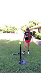 Joli trick d'une joueuse de softball avec une batte et une balle.