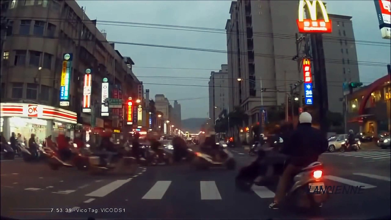 Accident Voiture et Moto .. FAIL cars crash .. HD