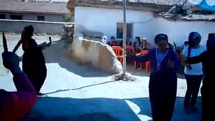 anadoluda bi köy dügününde teyzeler kaşıkla döktürmüş