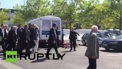 Así abuchearon a Angela Merkel al visitar un centro de refugiados