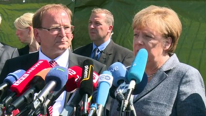 Merkel, abucheada en centro de refugiados