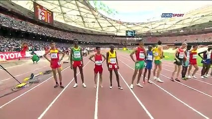 Mundial de Atletismo 2015: atleta sorprendió al correr descalzo (VIDEO)