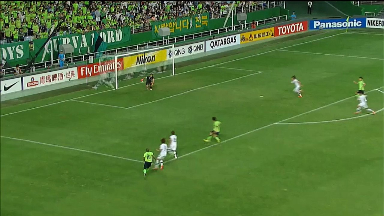 Lee Dong-Gook misses open goal