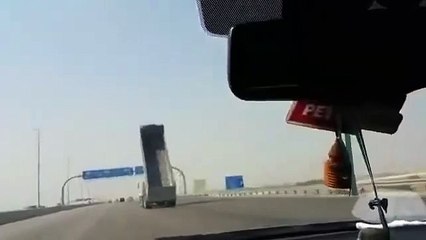 Tabelaya Çak Beşlik Yapan Kamyon