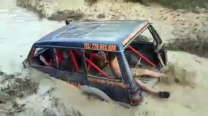 bataklıkta yarıs yapan arabalar cölün ortasında