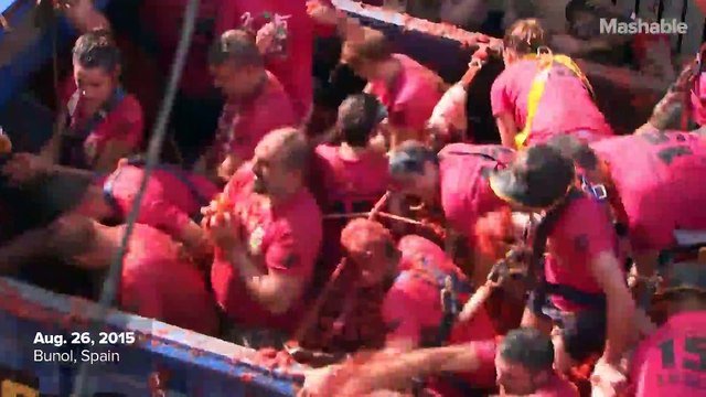 20,000 people gathered in Spain to throw tomatoes at each other