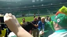 Ademir canta parabéns ao Palmeiras com torcedores e é reverenciado no Allianz